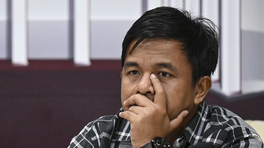 Ketua Divisi Teknis Penyelenggaraan KPU Idham Holik menyimak pertanyaan wartawan saat konferensi pers di Kantor KPU, Jakarta, Jumat (23/2/2024). KPU mencatat 90 petugas Kelompok Penyelenggara Pemungutan Suara (KPPS) meninggal dunia dengan rincian 60 orang merupakan petugas KPPS dan 30 orang lainnya petugas ketertiban TPS. ANTARA FOTO/Erlangga Bregas Prakoso/aww. Sembilan puluh petugas KPPS meninggal dunia