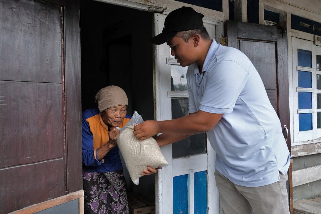 Kepala Desa Talunombo, Badarudin (kanan) membagikan beras gratis bagi warga kurang mampu di Desa Talunombo, Sapuran, Wonosobo,, Jawa Tengah, Sabtu (24/2/2024). ANTARA FOTO/Anis Efizudin/tom. Kades bagikan beras gratis