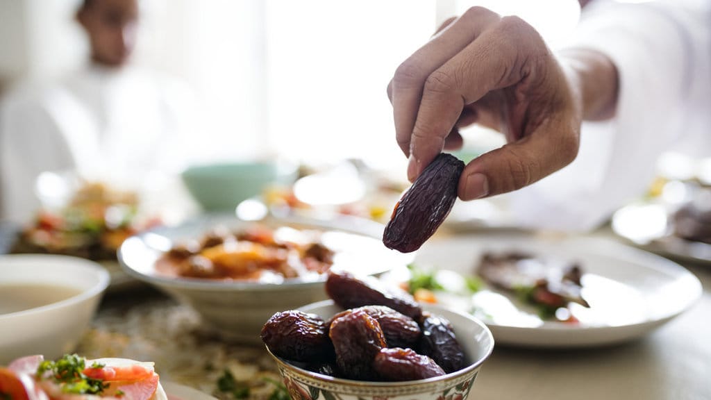 Ilustrasi berbuka puasa dengan kurma. (FOTO/iStockphoto) Ilustrasi Foto Ramadhan 2024