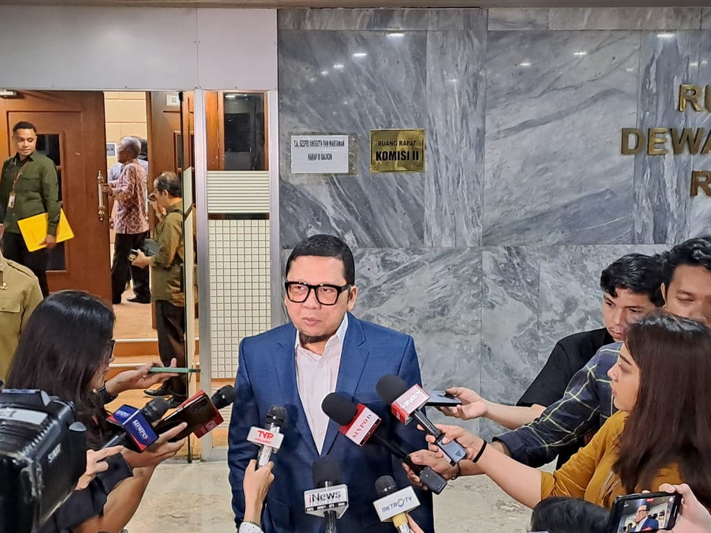 Ketua Komisi II DPR RI Ahmad Doli Kurnia memberikan keterangan kepada wartawan di Gedung DPR RI, Senin (1/4/2024). (Tirto.id/M. Irfan Al Amin) Ahmad Doli Kurnia