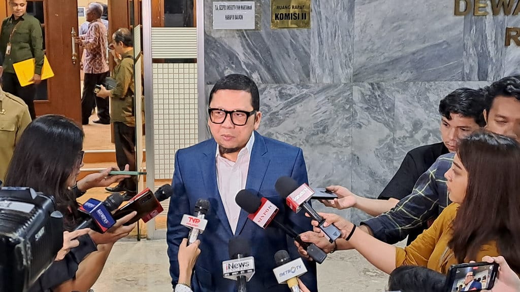 Ketua Komisi II DPR RI Ahmad Doli Kurnia memberikan keterangan kepada wartawan di Gedung DPR RI, Senin (1/4/2024). (Tirto.id/M. Irfan Al Amin) Ahmad Doli Kurnia