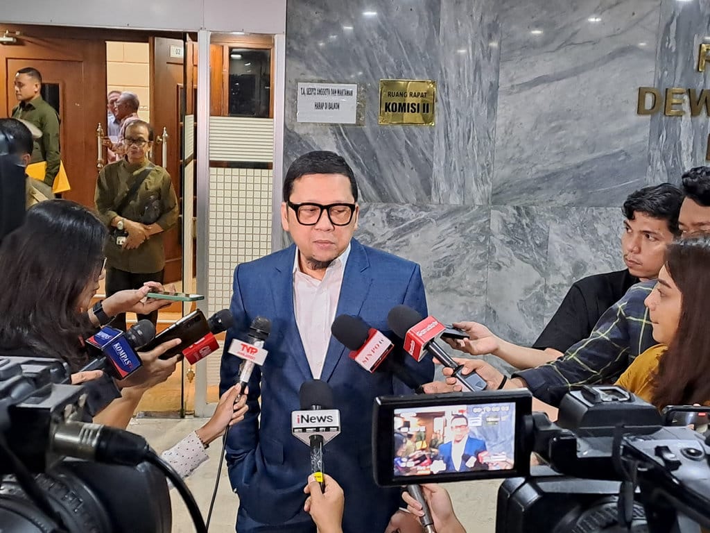 Ketua Komisi II DPR RI Ahmad Doli Kurnia memberikan keterangan kepada wartawan di Gedung DPR RI, Senin (1/4/2024). (Tirto.id/M. Irfan Al Amin) Ahmad Doli Kurnia