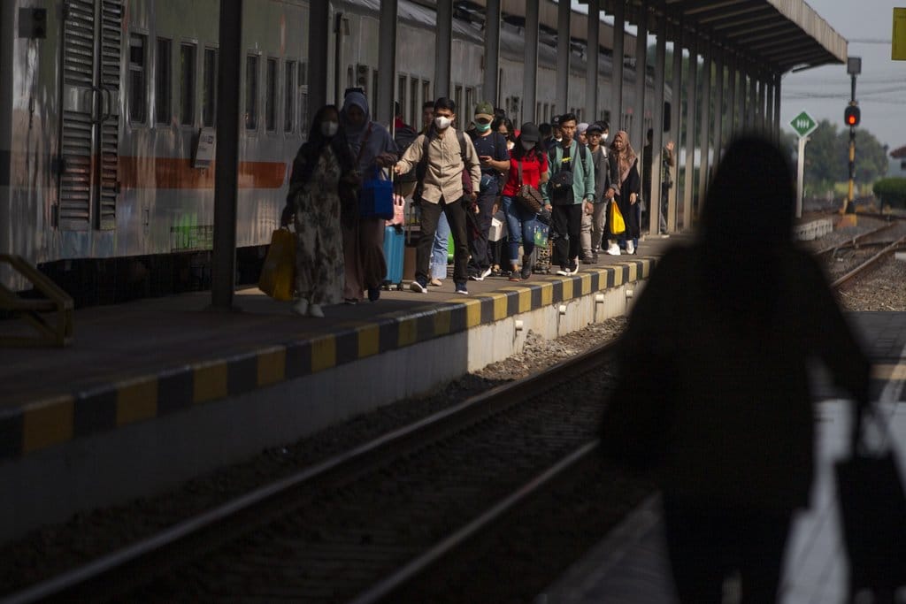 Pemudik berjalan di peron Stasiun Jatibarang, Indramayu, Jawa Barat, Senin (8/4/2024). Menurut data PT KAI DAOP 3 Cirebon, jumlah penumpang yang turun di stasiun-stasiun di wilayah Daop 3 Cirebon sejak Minggu (31/3) hingga Senin (8/4) siang atau H-2 lebaran sebanyak 71.603 penumpang. ANTARA FOTO/Dedhez Anggara/nym. Arus mudik kereta api di Indramayu