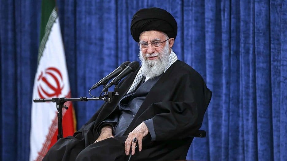 Ayatollah Ali Khamenei menghadiri pertemuan dengan para pejabat di Teheran, Iran, Rabu, 3 April 2024. (Kantor Pemimpin Tertinggi Iran melalui AP) Ayatollah Ali Khamenei