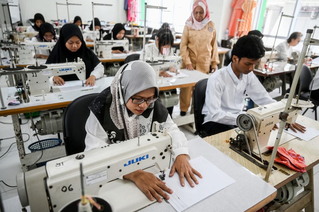 Peserta mengikuti pelatihan tata busana di Pusat Pelatihan Kerja Daerah (PPKD) Jakarta Pusat, Senin (6/5/2024). ANTARA FOTO/ Rivan Awal Lingga/Spt. Pelatihan pekerja di PPKD Jakarta Pusat