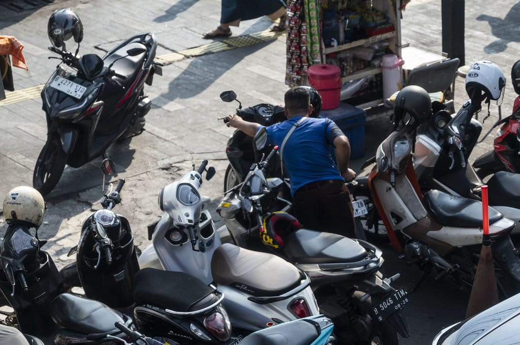 Juru parkir liar merapikan sepeda motor yang terparkir di kawasan Salemba, Jakarta, Senin (13/5/2024). ANTARA FOTO/Aprillio Akbar/aww. Penertiban parkir liar di Jakarta