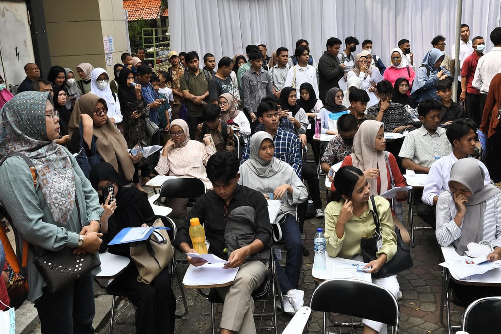 Sejumlah peserta menunggu antrean untuk memasuki ruangan Ujian Tulis Berbasis Komputer-Seleksi Nasional Berdasarkan Tes (UTBK SNBT) masuk Perguruan Tinggi Negeri di Universitas Negeri Jakarta (UNJ), Jakarta Timur, Kamis (16/5/2024). ANTARA FOTO/ Fakhri Hermansyah/nz Tes UTBK SNBT Gelombang kedua di UNJ