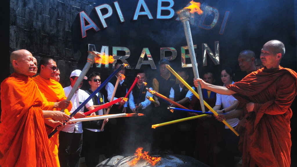 Api Dharma Waisak dari sumber Api Abadi Mrapen, Grobogan. ANTARA FOTO/Yusuf Nugroho/Spt. Prosesi pengambilah api dharma waisak