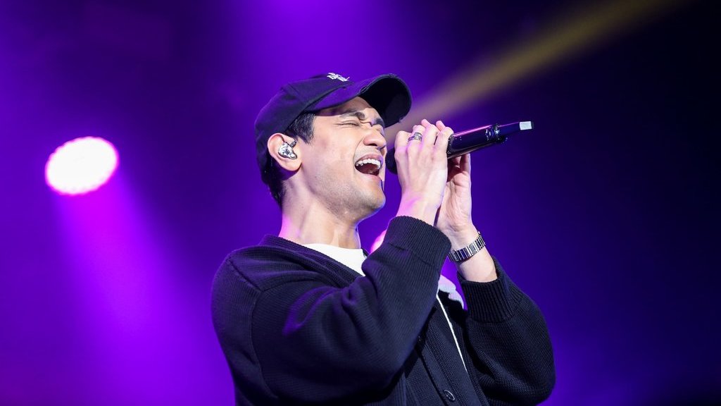 Penyanyi Afgan menghibur penonton pada BNI Java Jazz Festival 2024 di Jiexpo Kemayoran, Jakarta, Sabtu (25/5/2024). Afgan membawakan sejumlah lagu seperti Sabar, Pendam, dan Bawalah Cintaku. ANTARA FOTO/Asprilla Dwi Adha/aww. Penampilan Afgan di BNI Java Jazz 2024