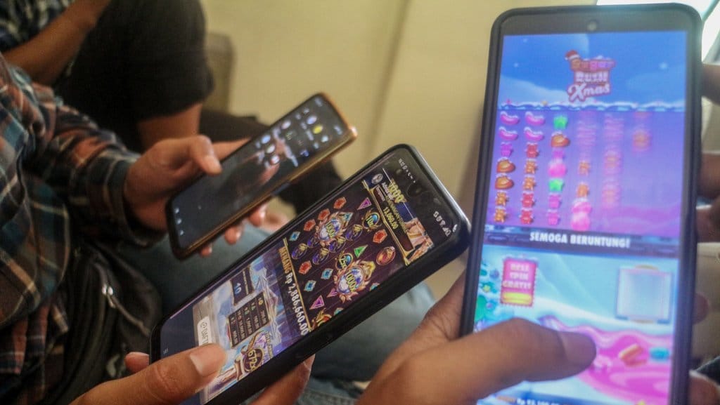 Warga mengakses situs judi online melalui gawainya di Bogor, Jawa Barat, Kamis (30/5/2024). Kementerian Komunikasi dan Informatika (Kominfo) menyatakan telah memblokir 1,9 juta konten judi online sejak 17 Juli 2023 hingga 22 Mei 2024. ANTARA FOTO/Yulius Satria Wijaya/YU Kemenkominfo blokir situs judi online