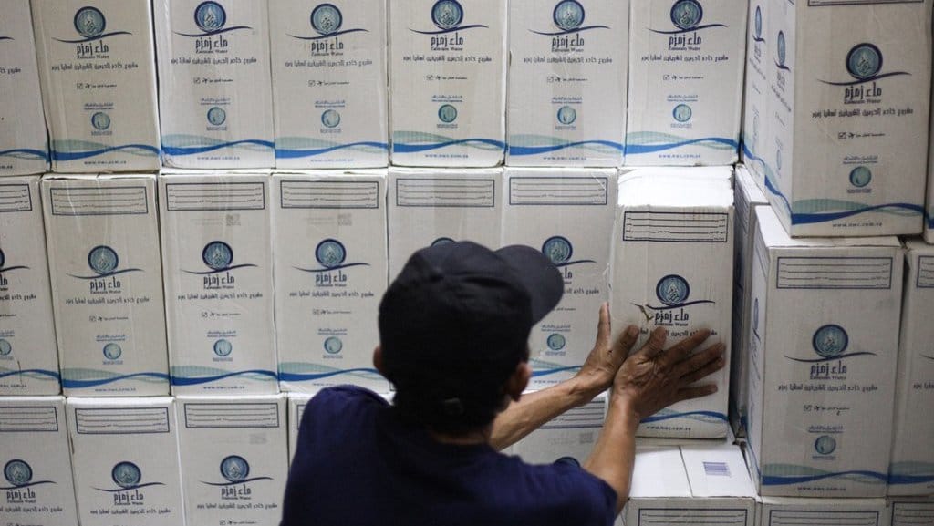 Pekerja menata kardus berisi air zam-zam di tempat penyimpanan di Asrama Haji Embarkasi Surabaya (AHES), Surabaya, Jawa Timur, Sabtu (1/6/2024). Air zam-zam dengan kemasan botol berisi 5 liter itu akan dibagikan kepada jamaah haji yang tiba di Asrama Haji Embarkasi Surabaya (AHES) usai menunaikan ibadah haji dari Tanah Suci. ANTARA FOTO/Didik Suhartono/wpa. Air zam-zam di Asrama Haji Embarkasi Surabaya