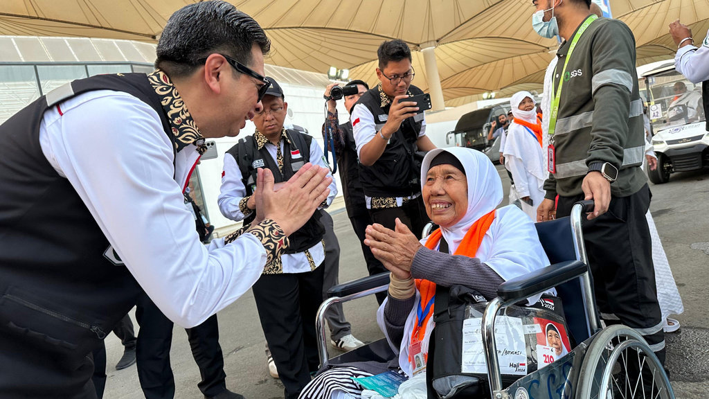 Inspektur Jenderal Kementerian Agama Faisal Ali Hasyim memantau layanan fast track setibanya di King Abdul Aziz International Airport (KAAIA) di Jeddah, (5/6/2024). (Tirto.id/M Taufiq) Irjen Kemenag Faisal Ali Hasyim
