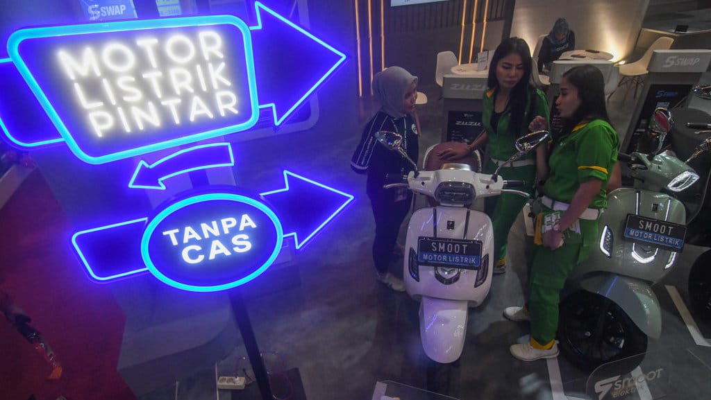 Petugas memberikan informasi kepada pengunjung terkait produk sepeda motor listrik yang dipasarkan di salah satu stan Jakarta Fair 2024 di JIEXpo Kemayoran, Jakarta, Selasa (18/6/2024). ANTARA FOTO/Aditya Pradana Putra/aww. Subsidi sepeda motor listrik di Indonesia