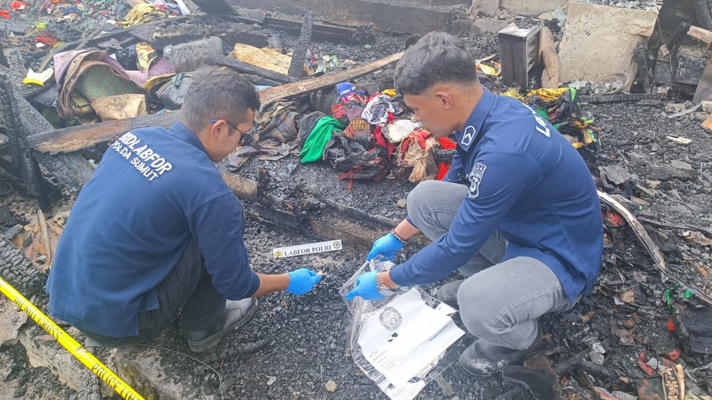TKP kebakaran rumah wartawan Tribrata TV Rico Sempurna Pasaribu di Karo, Sumatra Utara. Foto/Dok. Polda Sumut. Rumah Wartawan Tribatra TV