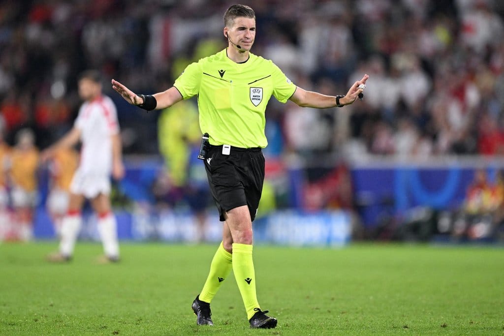 Wasit Prancis François Letexier memberi isyarat selama pertandingan sepak bola babak 16 besar UEFA Euro 2024 antara Spanyol dan Georgia di Stadion Cologne di Cologne pada 30 Juni 2024. Kirill KUDRYAVTSEV / AFP Francois Letexier