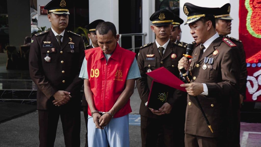 Kepala Kejari Batam I ketut Kasna Dedi (kanan) membacakan surat pembebasan tersangka kasus penggelapan Adil Alomohan (kedua kiri) melalui mekanisme hukum keadilan restoratif (restorative justice) di Kejari Batam, Kepulauan Riau, Senin (22/7/2024). ANTARA FOTO/Teguh Prihatna/tom. Keadilan restoratif kasus pengelapan sepeda motor