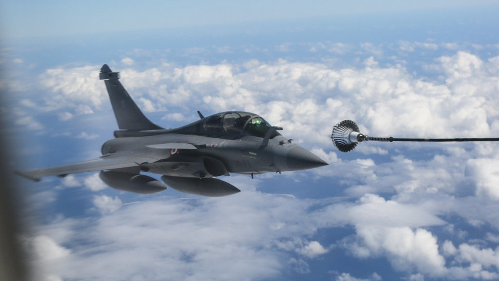 Pesawat Rafale melakukan manuver di udara saat Misi Pegase 2024 di Ujung Kulon, Banten, Rabu (24/7/2024). ANTARA FOTO/Asprilla Dwi Adha/foc. Penerbangan pesawat Rafale saat Misi Pegase 2024