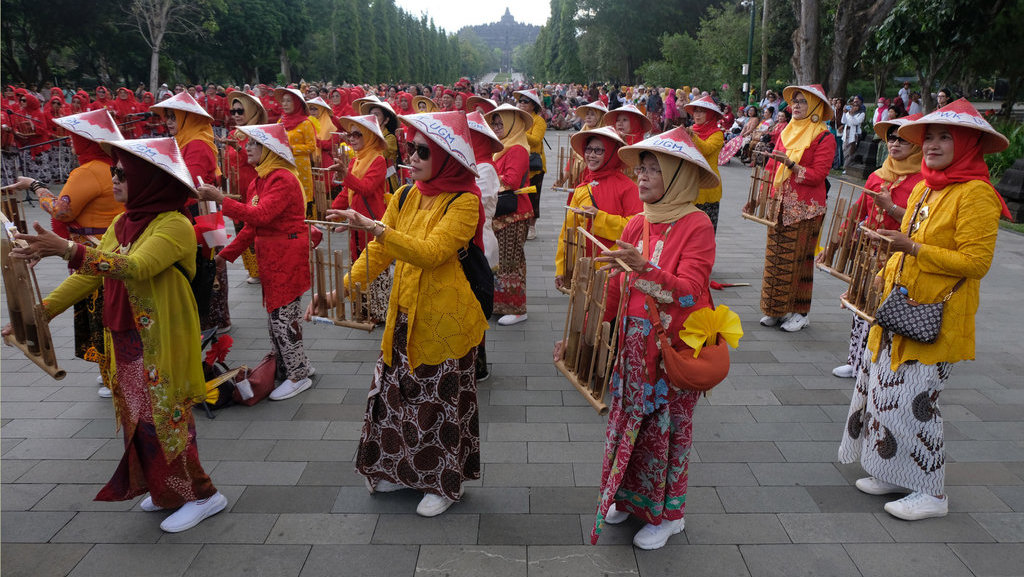 Peserta memainkan Angklung saat memperingati Hari Kebaya Nasional di Marga Utama Kompleks Taman Wisata Candi (TWC) Borobudur, Magelang, Jawa Tengah, Rabu (24/7/2024). ANTARA FOTO/Anis Efizudin/nz Peringatan Hari Kebaya Nasional di Borobudur
