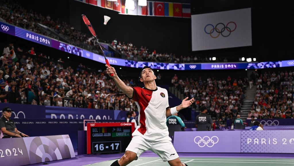 Pebulu tangkis tunggal putra Indonesia Jonatan Christie berusaha mengembalikan kok ke arah lawannya pebulu tangkis Belgia Julien Bel Carraggi pada babak penyisihan Grup L Olimpiade Paris 2024 di Porte De La Chapella Arena, Paris, Prancis, Sabtu (27/7/2024). ANTARA FOTO/Wahyu Putro A/tom. Jonatan Christie lawan Julien Bel Carraggi
