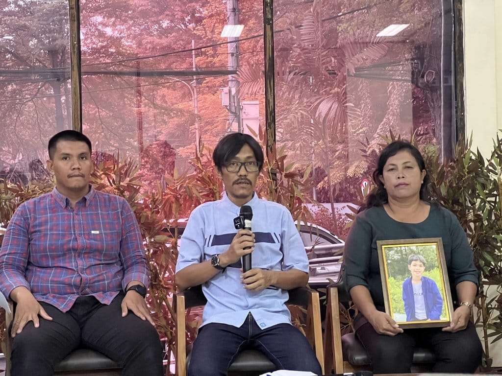 Konferensi pers kasus kematian MHS (15) yang diduga karena penganiayaan anggota TNI di Medan, Jumat (2/8/2024). tirto.id/Ayu Mumpuni Konpers Kasus MHS Korban Penganiayaan Oknum TNI