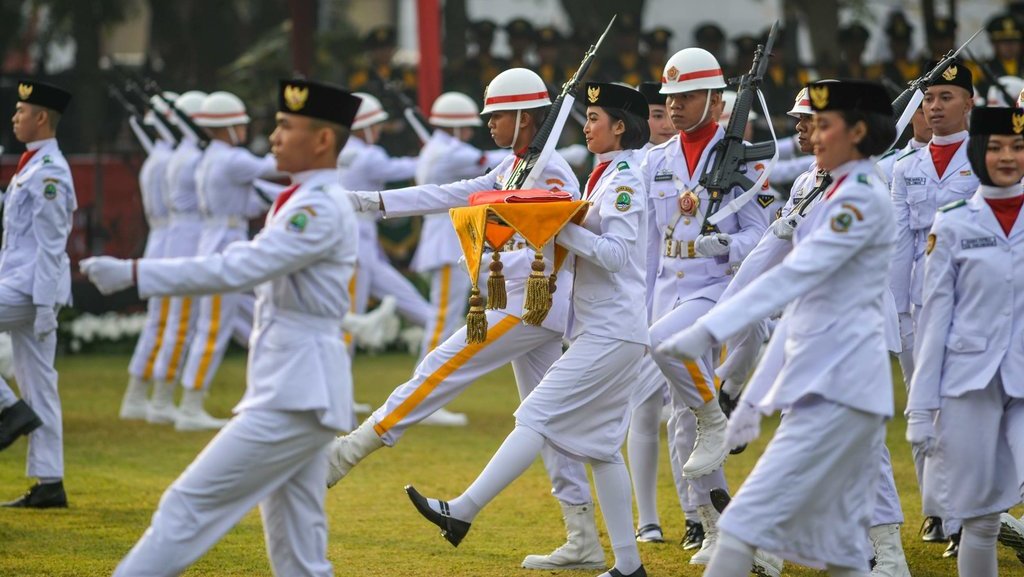 Anggota Paskibra bersama prajurit TNI membawa bendera merah putih saat mengikuti upacara pengibaran bendera dalam rangka HUT Ke-79 Kemerdekaan Republik Indonesia tingkat Provinsi Jawa Barat di Lapangan Gasibu, Bandung, Jawa Barat, Sabtu (17/8/2024). Upacara yang diikuti oleh pegawai pemerintah Provinsi Jawa Barat, Anggota TNI, Polri, dan pelajar tersebut mengusung tema 'Nusantara Baru, Indonesia Maju'. ANTARA FOTO/Raisan Al Farisi Upacara HUT RI tingkat Provinsi Jawa Barat
