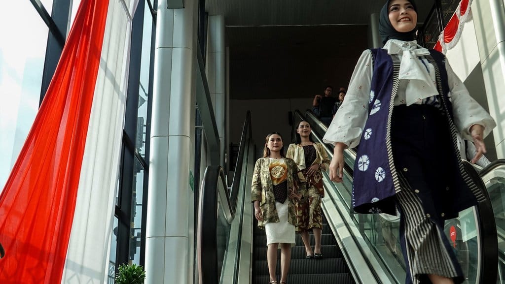Sejumlah model memperagakan busana batik khas Banyumas dan batik ecoprint di Skybridge Stasiun Purwokerto, Banyumas, Jawa Tengah, Kamis (29/4/2024). Acara bertajuk Skybridge Fashion Walk ini merupakan rangkaian HUT Ke-79 KAI yang mengolaborasikan KAI Daop V Purwokerto bersama sejumlah desainer dan perajin batik Banyumas untuk mengangkat industri batik lokal dengan menggelar peeragaan busana, workshop, dan pameran batik di Stasiun Purwokerto. ANTARA FOTO/Idhad Zakaria/tom. Peragaan busana batik banyumasan di Stasiun Purwokerto