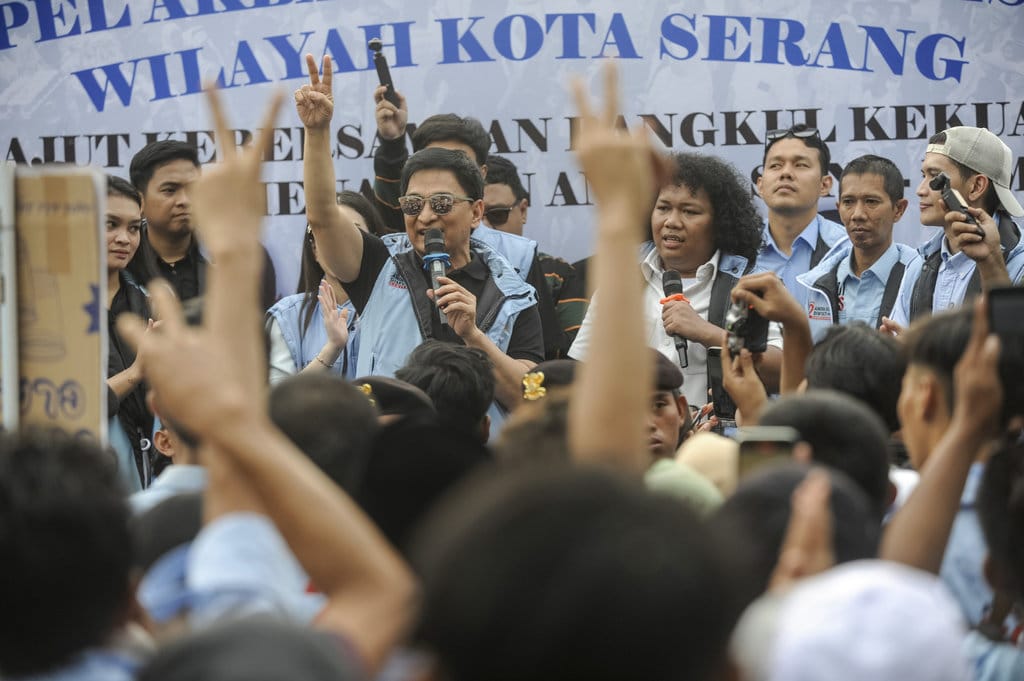 Calon Wakil Gubernur Banten nomor urut dua Dimyati Natakusumah (ketiga kiri) didampingi komedian Marshel Widianto (keempat kanan) berorasi di depan pendukungnya di Walantaka, Kota Serang, Banten, Minggu (6/10/2024). ANTARA FOTO/Muhammad Bagus Khoirunas/aww. Kampanye cawagub Dimyati di Serang
