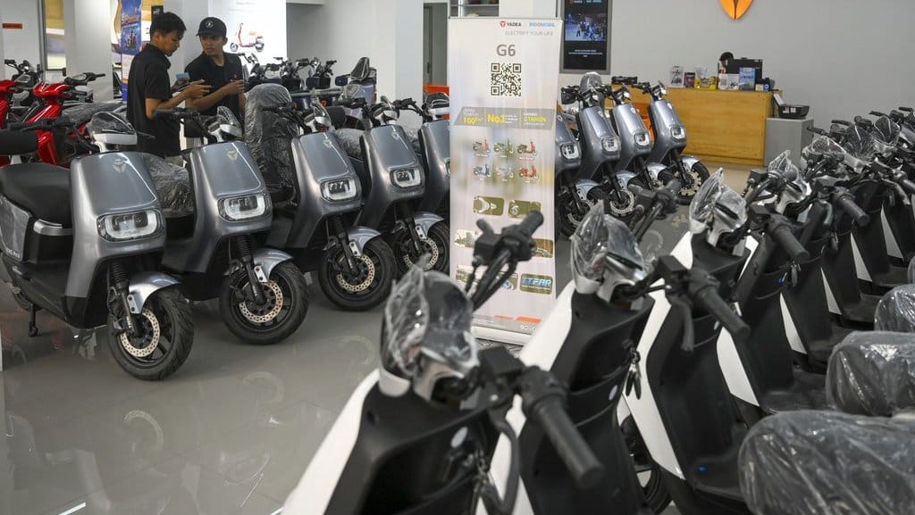 Dua orang pekerja mengecek sepeda motor listrik di salah satu dealer di Pasar Minggu, Jakarta Selatan, Senin (8/10/2024). Direktur Jenderal Industri Agro Kementerian Perindustrian Putu Juli Ardika mengatakan pembahasan mengenai Peraturan Menteri Keuangan Nomor 8 Tahun 2024 telah dimulai, dan keputusan mengenai perpanjangan insentif untuk industri Kendaraan Listrik Berbasis Baterai (KLBB) akan ditentukan kebijakan pemerintahan Prabowo-Gibran. ANTARA FOTO/Muhammad Ramdan/YU Prabowo-Gibran tentukan nasib insentif kendaraan listrik