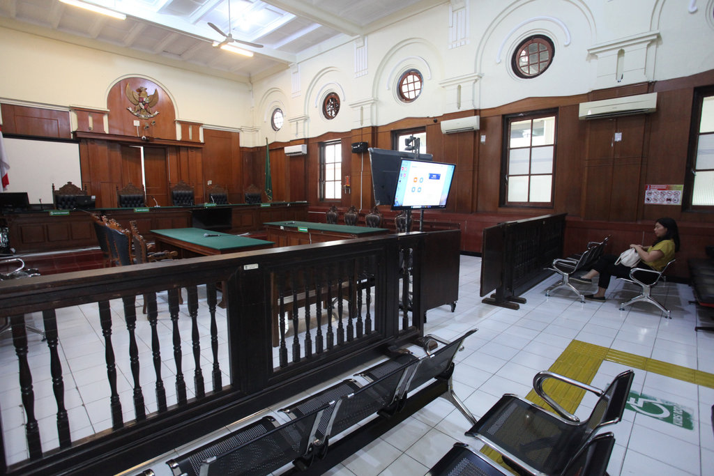 Warga duduk di dalam ruang sidang yang kosong di Pengadilan Negeri Surabaya, Jawa Timur, Senin (7/10/2024). ANTARA FOTO/Didik Suhartono/nym. Aksi solidaritas hakim tuntut kesejahteraan
