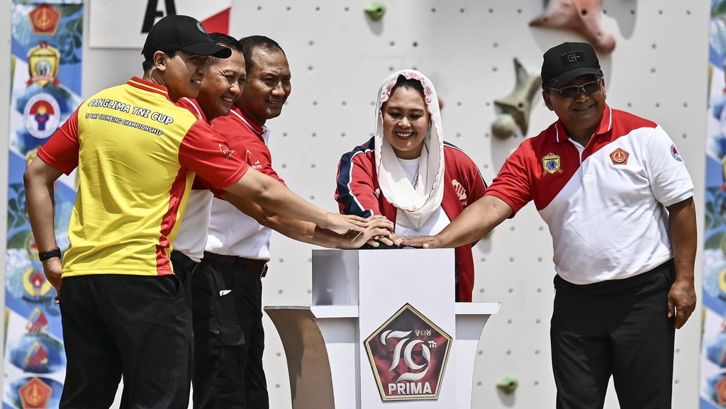 Koordinator Staf Ahli Panglima TNI Mayjend TNI Maryono (ketiga kiri), Ketua Umum Federasi Panjat Tebing Indonesia (FPTI) Yenny Wahid (kedua kanan), Danjen Kopassus Mayjen TNI Djon Afriandi (kedua kiri), Kasdam Jaya Brigjen TNI Tatang Subarna (kanan), dan Direktur Utama Pusat Pengelolaan Komplek Gelanggang Olahraga Bung Karno (PPK GBK) Rakhmadi Afif Kusumo (kiri) menekan tombol saat membuka kejuaraan terbuka panjat tebing Panglima TNI Cup di kompleks Gelora Bung Karno, Senayan, Jakarta, Rabu (9/10/2024). ANTARA FOTO/Aprillio Akbar/rwa. Pembukaan kejuaraan panjat tebing Panglima TNI Cup