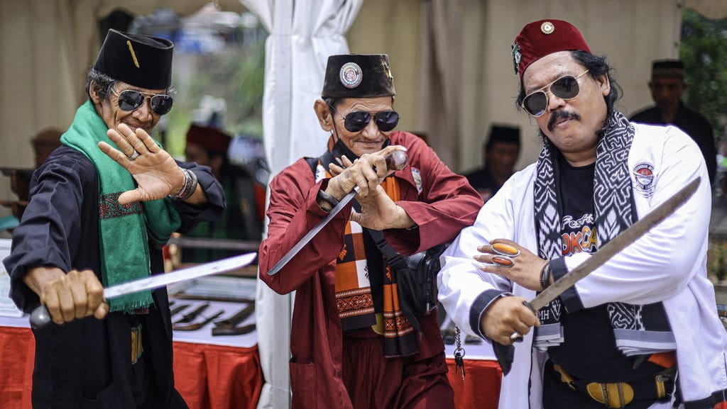 Sejumlah panitia berpose dengan golok saat Festival Golok Cakung di kawasan Kanal Banjir Timur, Jakarta, Sabtu (12/10/2024). ANTARA FOTO/Dhemas Reviyanto/nz Festival Golok Cakung