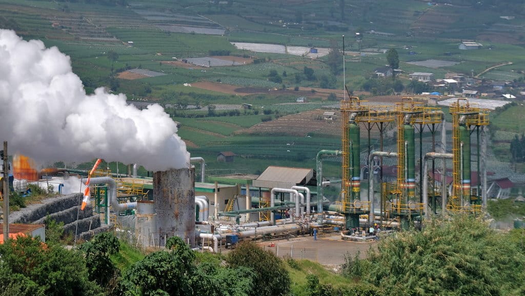 Pekerja beraktivitas di areal instalasi sumur geothermal atau panas bumi untuk Pembangkit Tenaga Listrik Panas Bumi (PLTP) PT Geo Dipa Energi di kawasan dataran tinggi Dieng Desa Kepakisan, Batur, Banjarnegara, Jawa Tengah, Senin (28/7/2024). ANTARA FOTO/Anis Efizudin/foc. Kementerian ESDM dorong pengembangan PLTP