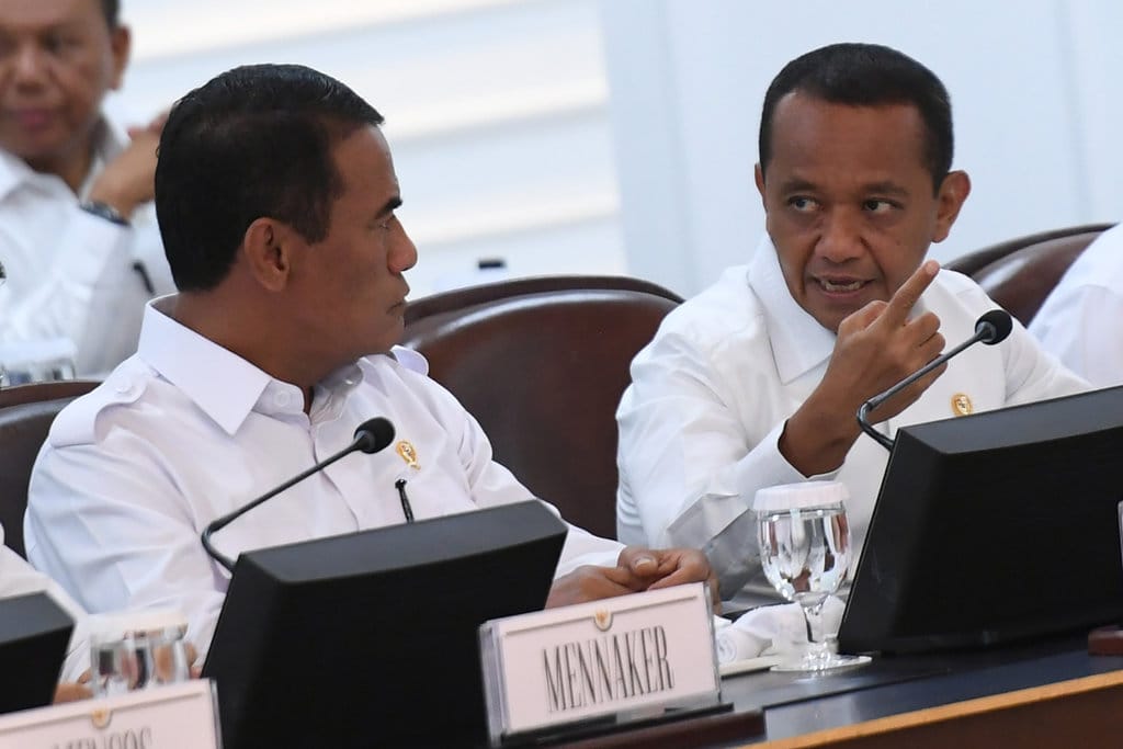 Menteri ESDM Bahlil Lahadahlila (kanan) berbincang dengan Menteri Pertanian Andi Amran Sulaiman sebelum mengikuti Sidang Kabinet Paripurna di Kantor Presiden, Jakarta, Rabu (6/11/2024). ANTARA FOTO/Hafidz Mubarak A/sgd/foc. Menteri Kabinet Merah-Putih mengikuti sidang kabinet