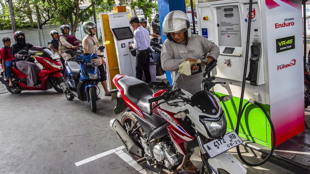 Pengendara sepeda motor mengisi bahan bakar minyak (BBM) subsidi jenis Pertalite di salah satu SPBU di Kota Serang, Banten, Senin (18/11/2024). ANTARA FOTO/Angga Budhiyanto/agr Formulasi penyaluran subsidi energi