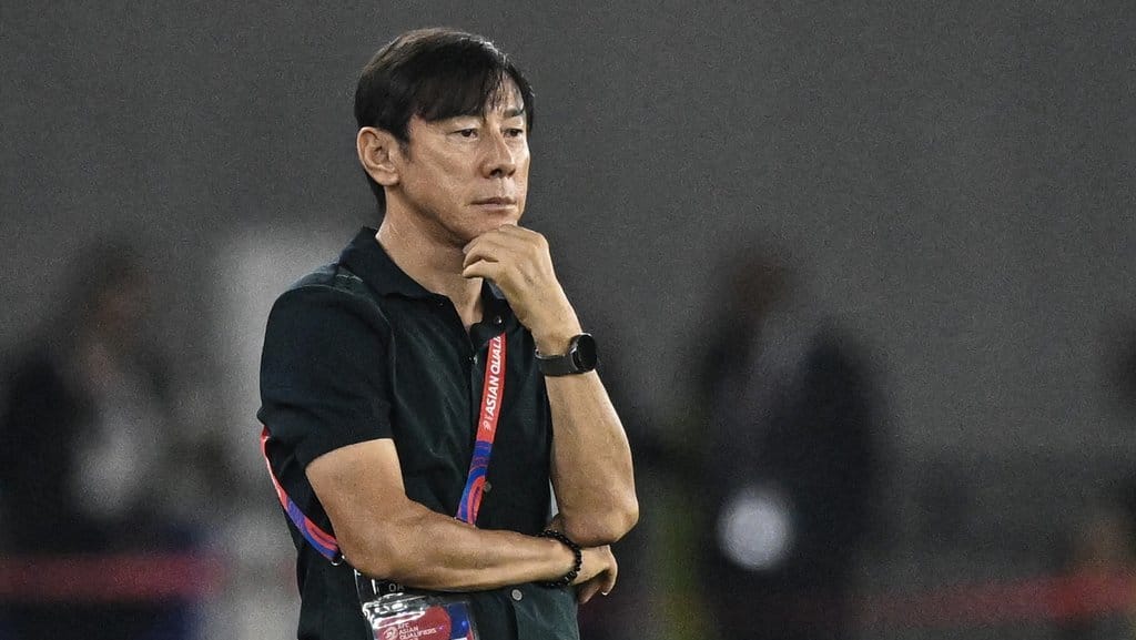 Pelatih Timnas Indonesia Shin Tae Yong mengamati permainan anak asuhnya saat melawan Timnas Arab Saudi pada pertandingan Grup C putaran ketiga Kualifikasi Piala Dunia 2026 Zona Asia di Stadion Utama Gelora Bung Karno, Senayan, Jakarta, Selasa (19/11/2024). ANTARA FOTO/Aprillio Akbar/Lmo/Spt. Timnas Indonesia melawan Arab Saudi