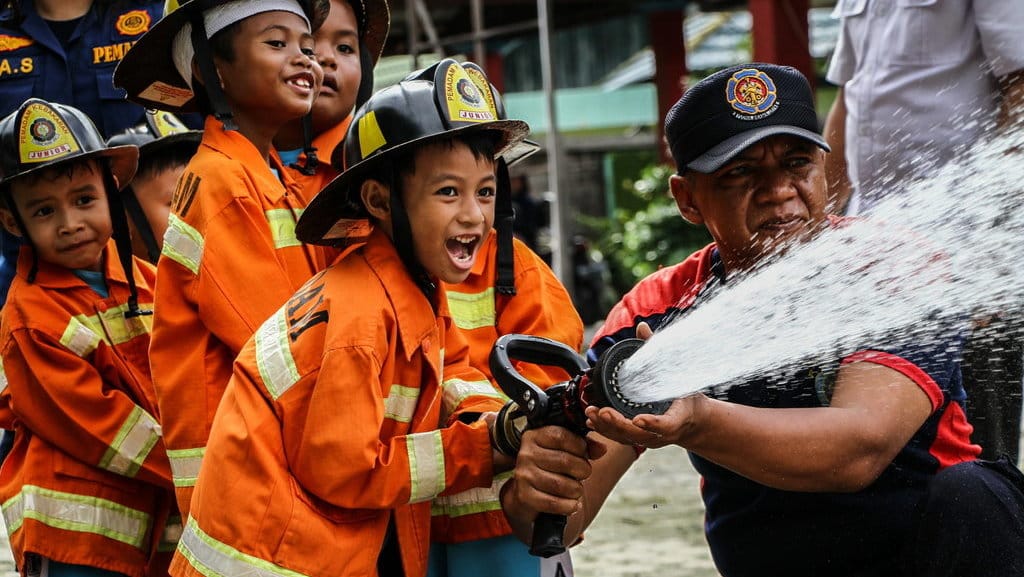 Sejumlah anak didampingi petugas memadamkan api saat edukasi pemadaman kebakaran di halaman kantor Dinas Pemadam Kebakaran dan Penyelamatan Kota Palangka Raya, Kalimantan Tengah, Rabu (20/11/2024). ANTARA FOTO/Auliya Rahman/rwa. Edukasi pemadaman kebakaran pada anak usia dini