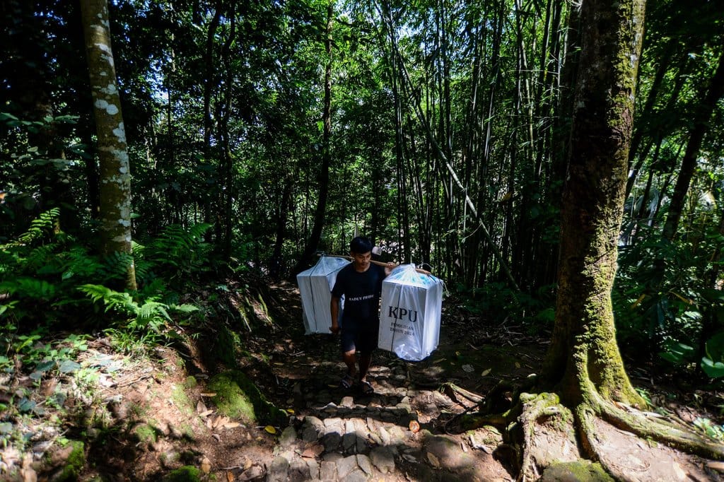 Warga Suku Badui menggotong logistik Pilkada 2024 menuju lokasi TPS di Desa Kanekes, Lebak, Banten, Selasa (26/11/2024). Distribusi logistik pemilihan Gubernur-Wakil Gubernur Banten dan pemilihan Bupati-Wakil Bupati Kabupaten Lebak di pedalaman Suku Badui tersebut ditempuh dengan berjalan kaki di 16 TPS dengan jarak terjauh sekitar sepanjang 10 kilometer. ANTARA FOTO/Muhammad Bagus Khoirunas/rwa. Distribusi logistik Pilkada di pedalaman Suku Badui