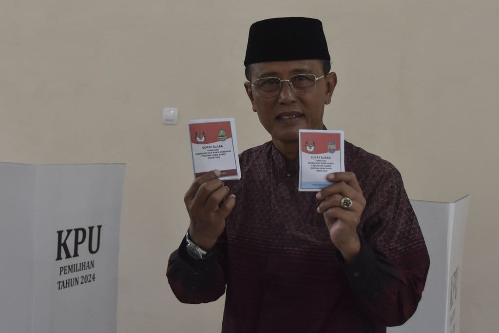 Calon tunggal Bupati Ciamis Herdiat Sunarya menunjukkan surat suara saat menggunakan hak pilihnya di TPS 021 Keluruhan Rancapetir, Kabupaten Ciamis, Jawa Barat, Rabu (27/11/2024). Pilkada Ciamis diikuti satu pasangan calon tunggal yakni Herdiat - Yana dengan calon wakil Bupati Yana D Putra yang meninggal dunia pada 25 November 2024. ANTARA FOTO/Adeng Bustomi/aww. Calon tunggal Herdiat Sunarya gunakan hak pilihnya