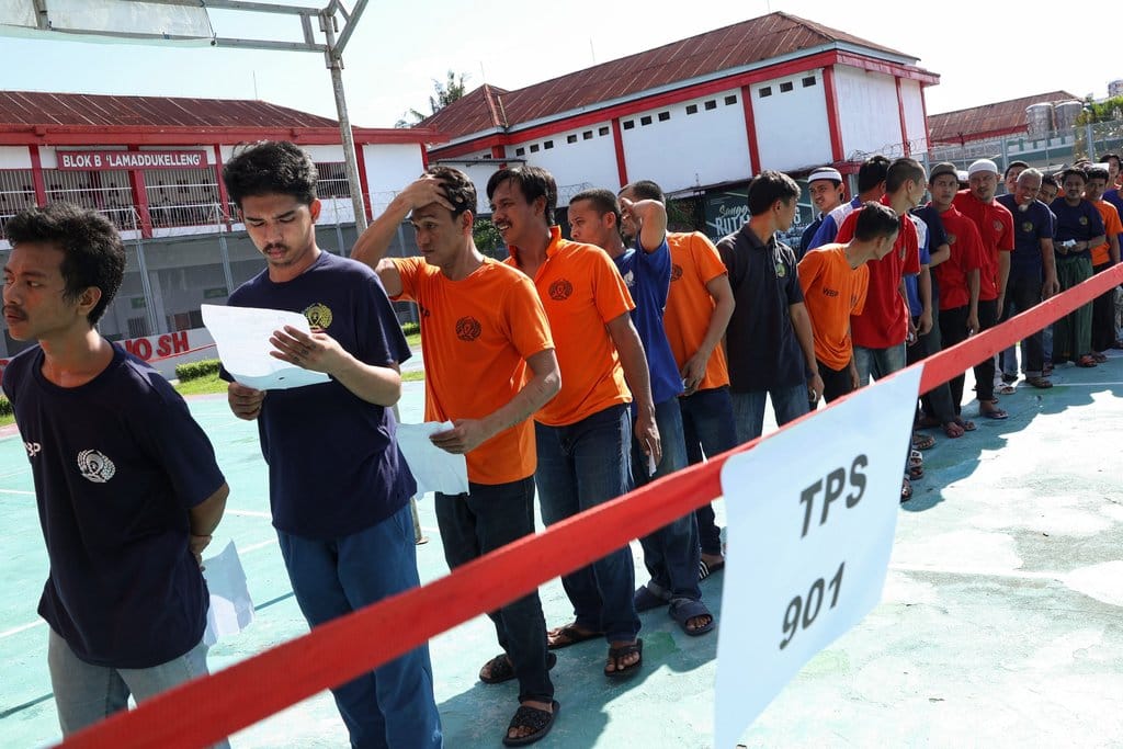 Sejumlah warga binaan mengantre untuk menggunakan hak pilihnya dalam Pilkada 2024 di Rumah Tahanan (Rutan) Kelas I A Makassar, Sulawesi Selatan, Rabu (27/11/2024). KPU Makassar menyediakan tiga tempat pemungutan suara (TPS) di rutan tersebut untuk mengakomodasi penggunaan hak pilih para warga binaan dengan jumlah Daftar Pemilih Tetap (DPT) untuk pemilihan Gubernur dan Wakil Gubernur Sulsel sebanyak 1.521 orang serta DPT untuk pemilihan Wali Kota dan Wakil Wali Kota Makassar sebanyak 1.090 orang. ANTARA FOTO/Arnas Padda/wpa. Pemungutan suara Pilkada Sulsel di Rutan Kelas I A Makassar