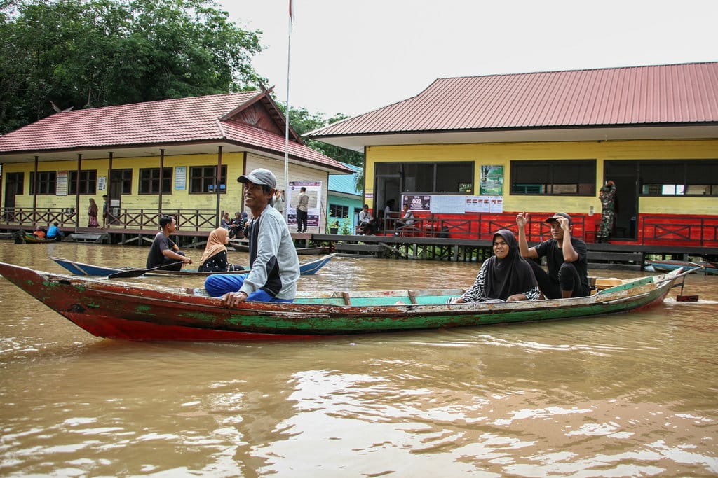 Warga menaiki perahu motor usai melakukan pencoblosan pemilihan Gubernur/Wakil Gubernur Kalteng dan Wali Kota/Wakil Wali Kota Palangka Raya di TPS 02 Kelurahan Kameloh Baru, Palangka Raya, Kalimantan Tengah, Rabu (27/11/2024). ANTARA FOTO/Auliya Rahman/nym. Warga menggunakan perahu ke TPS