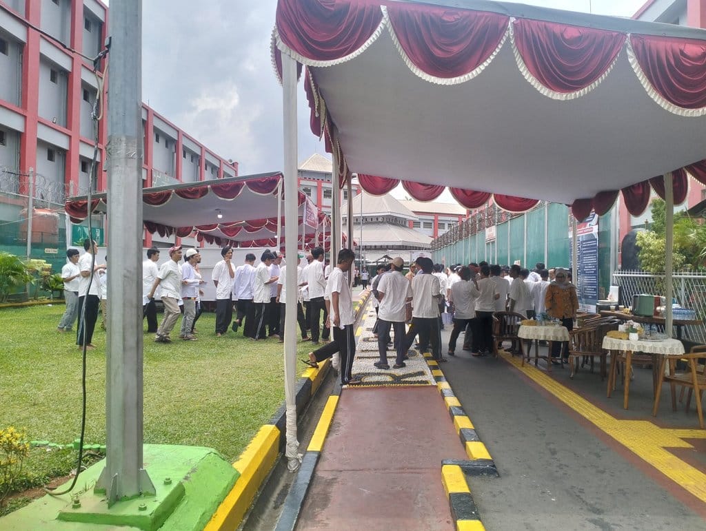 Suasana warga binaan menggunakan hak suaranya di Rutan Salemba, Jakarta Pusat, Rabu (27/11/2024). tirto.id//Fransiskus Adryanto Pratama warga binaan di Rutan Salemba