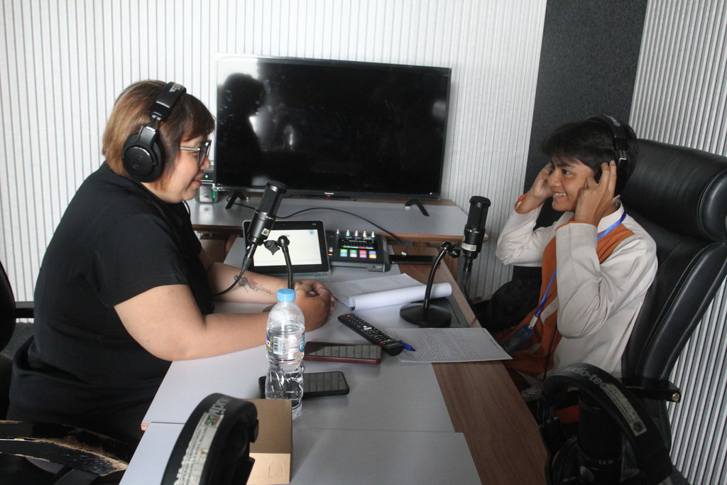 Siswa SMP Insan Amanah melakukan siniar atau podcast dalam program magang vokasi di Malang Creative Centre, Jawa Timur, Jumat (6/12/2024). . ANTARA FOTO/Ari Bowo Sucipto/foc. Upaya pemerintah meningkatkan kompetensi lulusan vokasi