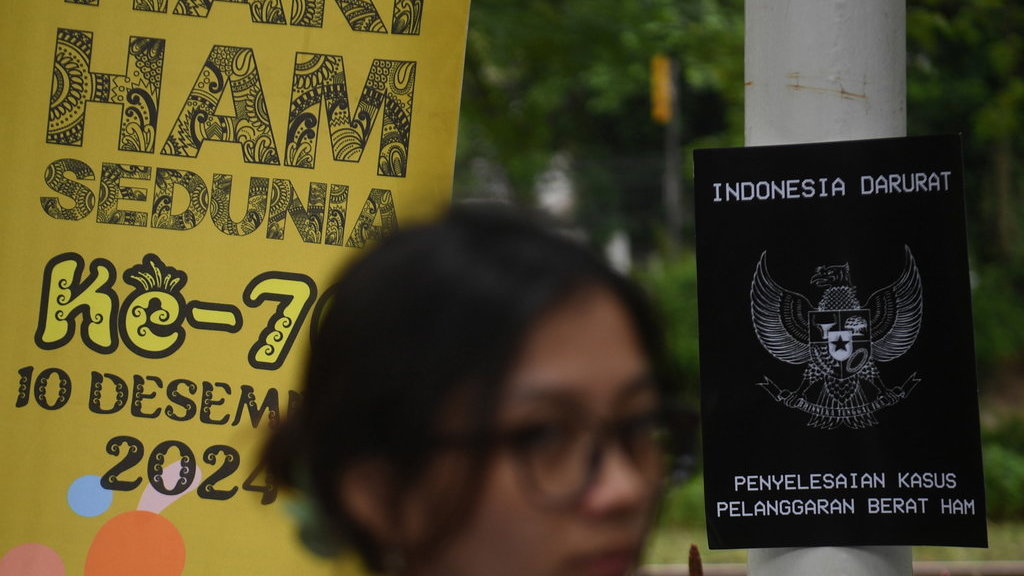 Pegiat HAM menggelar aksi damai dalam rangka memperingati Hari HAM Sedunia di Jakarta, Selasa (10/12/2024). ANTARA FOTO/Akbar Nugroho Gumay/Spt. Aksi Hari HAM Sedunia di Jakarta