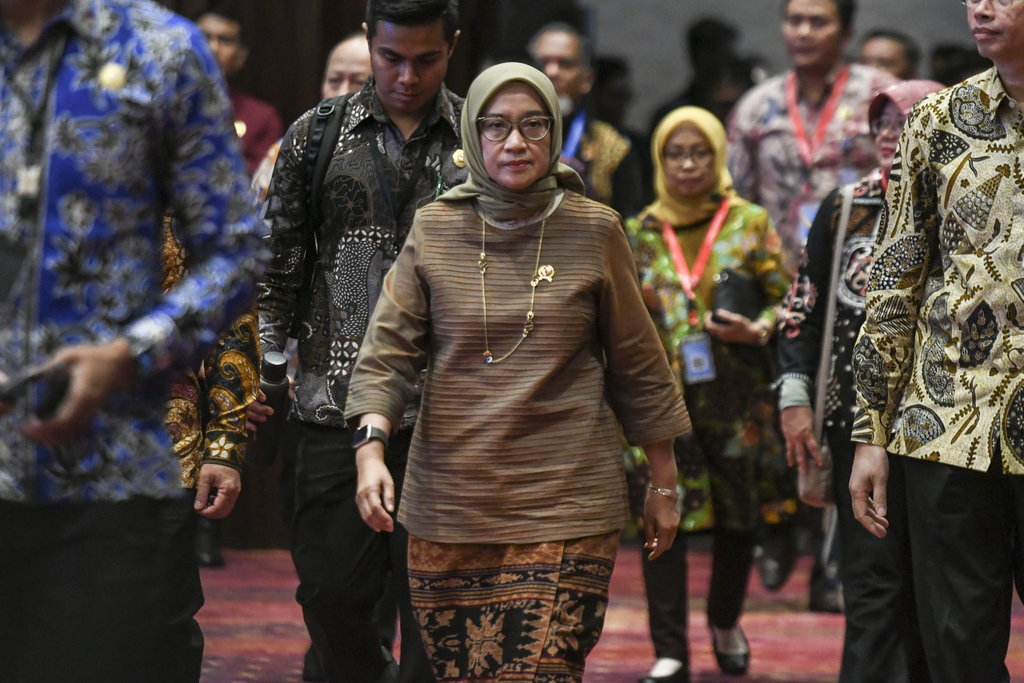 MenPAN-RB Rini Widyantini (tengah) berjalan saat menghadiri acara Satu Dekade Zona Integritas di Jakarta, Rabu (11/12/2024). ANTARA FOTO/Hafidz Mubarak A/tom. Satu dekade zona integritas