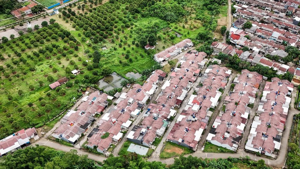 Foto udara kawasan perumahan di Parung Panjang, Kabupaten Bogor, Jawa Barat, Kamis (19/12/2024). Cushman & Wakefield memprediksi adanya kenaikan harga rata-rata tanah di Jabodetabek sebesar 3-4 persen menjadi Rp13.200.000 per meter persegi, serta kenaikan harga properti residensial diperkirakan berkisar antara 5-7 persen pada 2025 karena dipengaruhi oleh kenaikan PPN 12 persen dan harga bahan baku bangunan. ANTARA FOTO/Sulthony Hasanuddin/foc. Prediksi kenaikan harga tanah dan residensial pada 2025