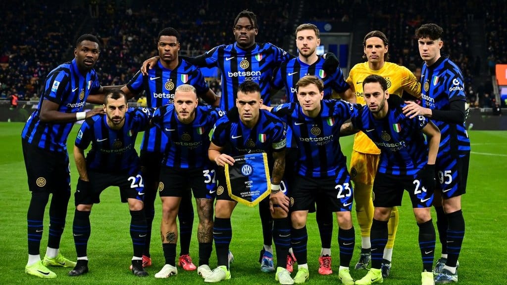 Para pemain Inter Milan berpose untuk foto bersama sebelum pertandingan sepak bola Seri A Italia antara Inter Milan dan Como di Stadion San Siro di Milan pada 23 Desember 2024. (Foto oleh Piero CRUCIATTI / AFP) Inter Milan