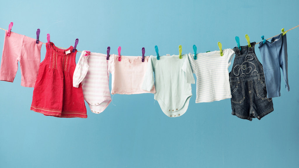 Ilustrasi mejemur baju bayi setelah dicuci. FOTO/iStockphoto Ilustrasi mencuci baju bayi