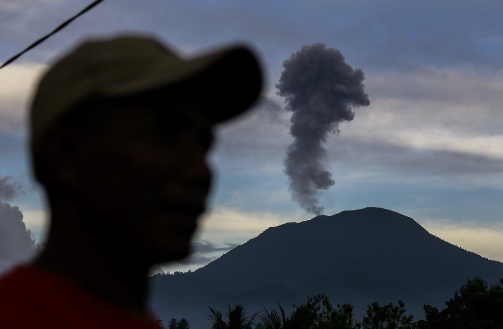 Gunung ibu mengeluarkan abu vulkanik dari kawah gunung terlihat dari Desa Tongute Sungi, Kabupaten Halmahera Barat, Maluku Utara, Kamis (16/1/2025). Badan Penanggulangan Bencana Daerah (BPBD) Maluku Utara mengimbau masyarakat untuk tidak beraktivitas di dalam radius 5 kilometer dan perluasan sektoral berjarak 6 kilometer ke arah bukaan kawah di bagian utara dari kawah aktif serta tetap meningkatkan kewaspadaan akan adanya aktivitas vulkanis gunung Ibu. ANTARA FOTO/Andri Saputra/nz. BPBD imbau warga Halmahera Barat tingkatkan kewaspadaan