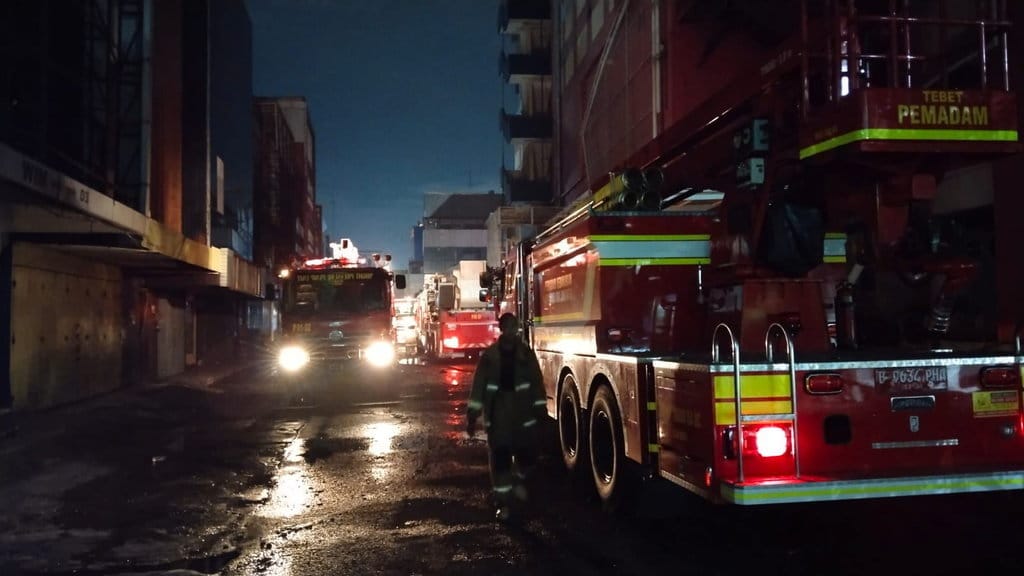 Para Pemadam Kebakaran berjibaku melawan kobaran si jago merah yang melalap gedung mal Glodok Plaza sejak Rabu (15/1/2025) malam. tirto.id/naufal Majid Pemadam Kebakaran Glodook Plaza