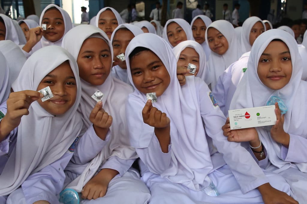 Remaja putri (rematri) siswa SMP Negeri 4 memperlihatkan pil penambah darah yang didistribusikan dinas kesehatan di Banda Aceh, Aceh, Senin (20/1/2025). ANTARA FOTO / Irwansyah Putra/tom. Distribusi pil tambah darah untuk remaja putri